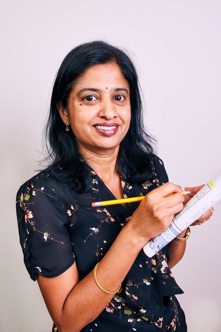 Bilde av Meena som smiler så pent hen kan